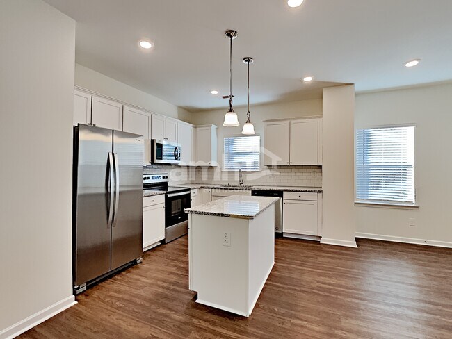 Photo - 172 Landsdown Xing