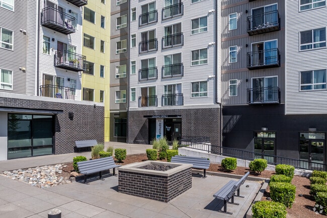 Entrada - Latitude 112 by Vintage