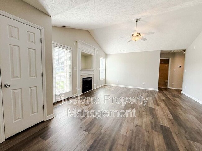 Photo - 225 Shakerstone Dr