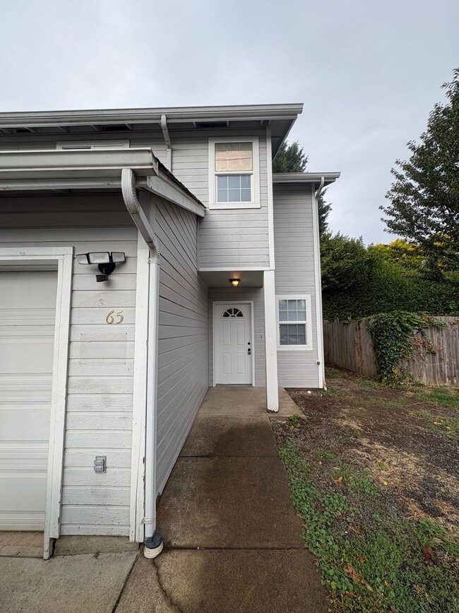 Building Photo - Newly Updated 3 bedroom, 1.5 Bathroom off ...