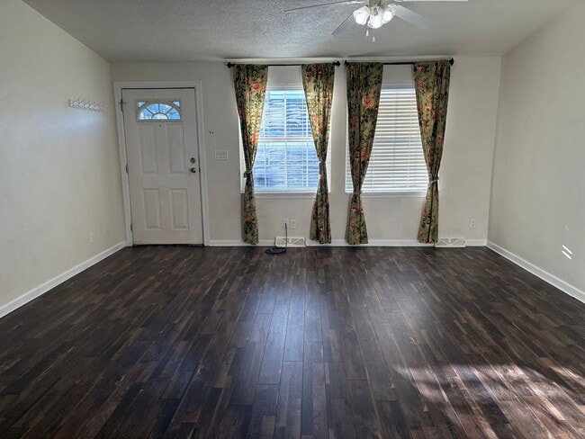 Photo - 711 Clark St Apartamento Unidad A