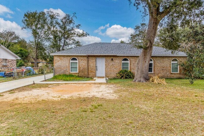 Photo - BRIGHT AND BEAUTIFUL HOME, CENTRALLY LOCATED!