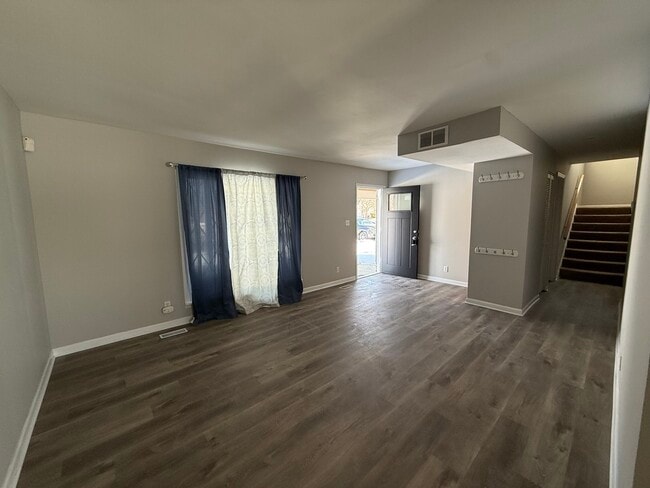 Photo - 719 Surrey Dr