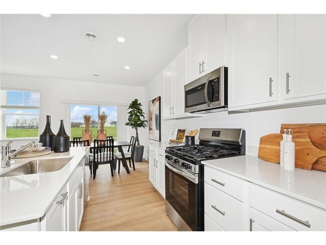 Photo - 1075 Anmeadle Row