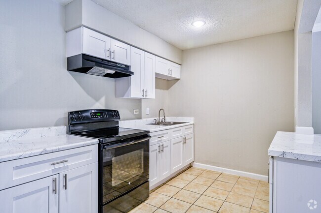 1BR, 1 BA - 497SF - Kitchen
