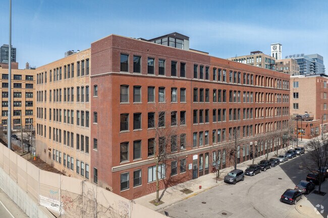 400 S Green St - 845 W Van Buren St