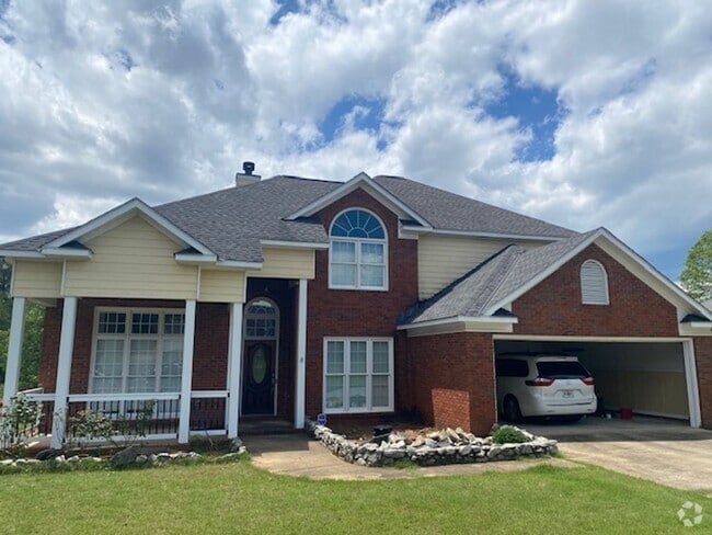 Building Photo - Lakefront family home