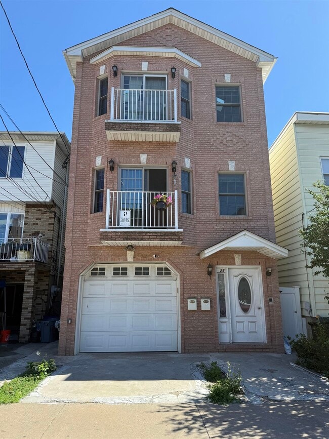 Building Photo - 28 Leonard St Unit 2