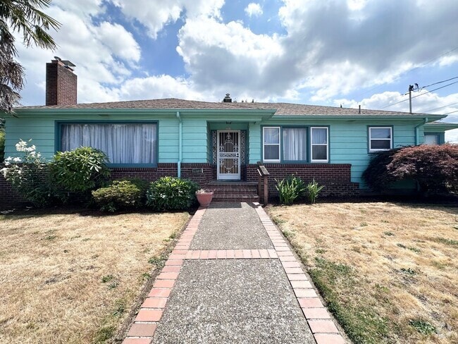 Building Photo - Huge 3 Bed 2 Bath w/ Full Basement Home in...
