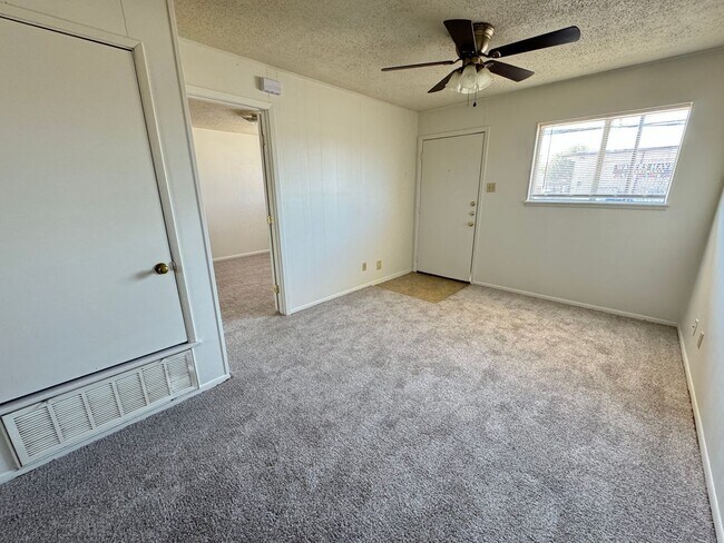 Photo - 807 W Hallmark Ave Unidad C