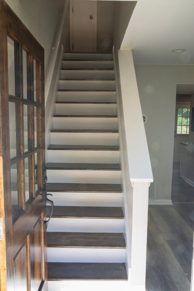 Entry + Stairs - 302 Atlanta Ave SE