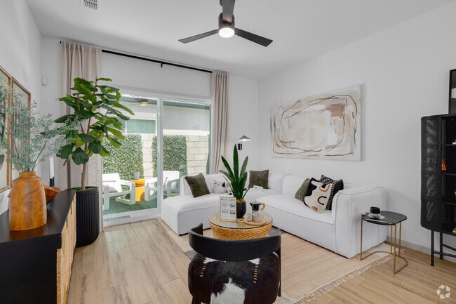 1BR, 1BA - 676SF - Living Room