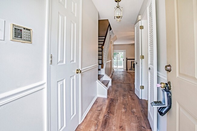 Building Photo - Mendenhall Village Townhome - 2 bedroom, 2...