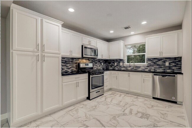 Photo - 4627 Maple St