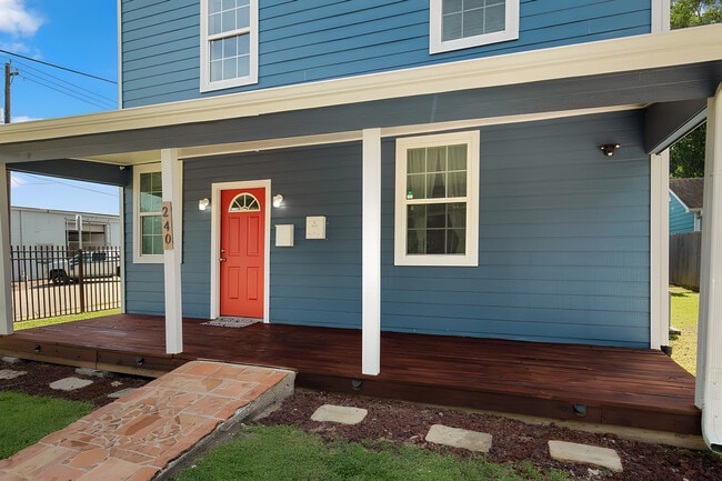 Photo - 240 N York St Unit Apt 1