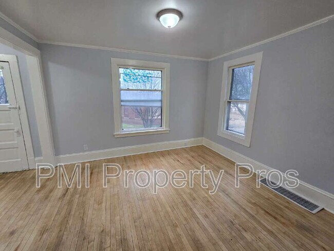 Photo - 3111 W Walnut St