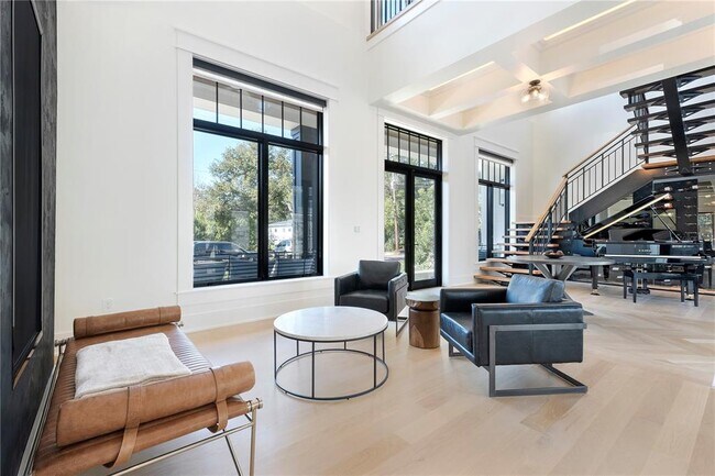 Photo - 319 W Frances Ave