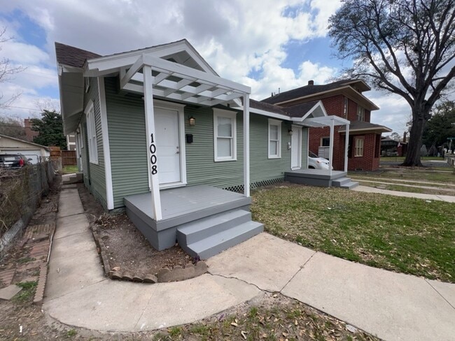 Building Photo - 1008 Studewood St