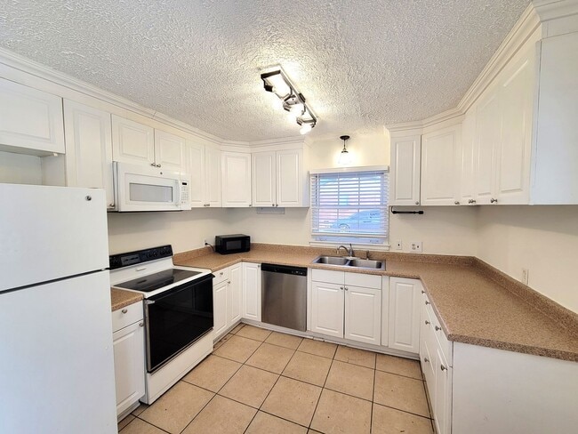 Photo - Renovated 3 Bedroom Near Shamrock & Eastway For Lease