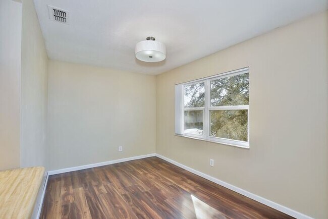 Photo - Spacious 2/2 Cozy Condo with a Screened Balcony in the Gated Community of Hawthorne Village - Orl...