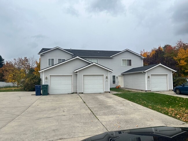 Darling 3 Bed, 1.5 Bath Triplex w/ Garage ... - Darling 3 Bed, 1.5 Bath Triplex w/ Garage ... Townhome