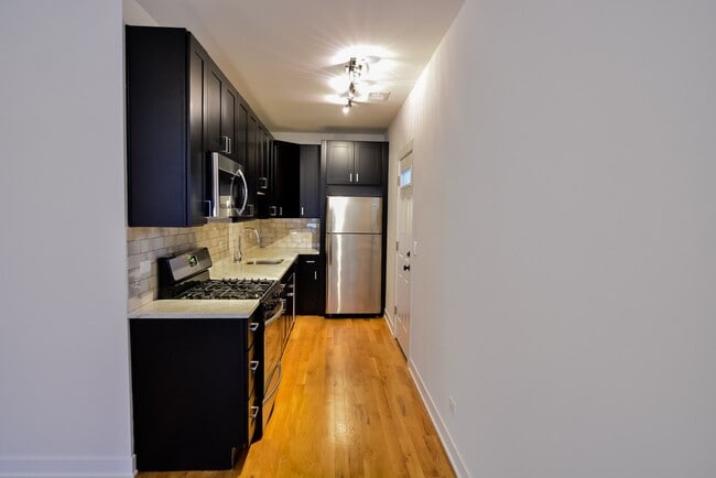 Building Photo - 2205 W Eastwood Ave Unit R03A