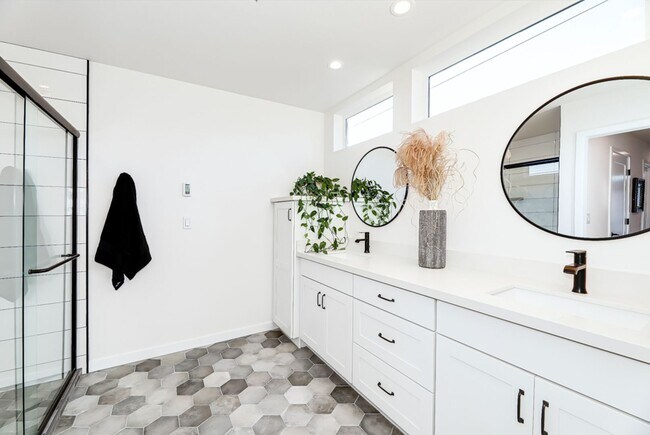 Photo - West Seattle Townhome w/ Rooftop Deck, Par...