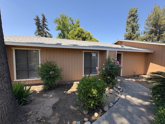 Building Photo - NW Condo Near Shopping Center Available Now!
