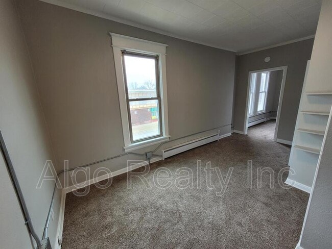 Photo - 133 Winifred St W