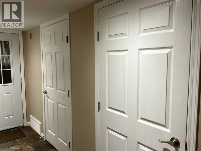 Photo - 5524-5549 49 Ave