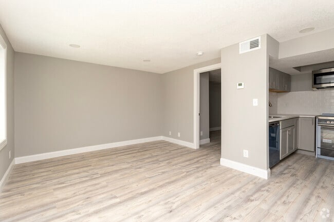 1BR, 1BA - 700SF