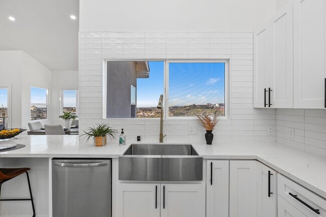 Photo - 700 Selma Pl