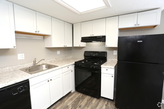 2BR, 1.5 - 930 SF -