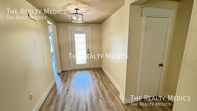 Photo - 1040 Elderberry Dr