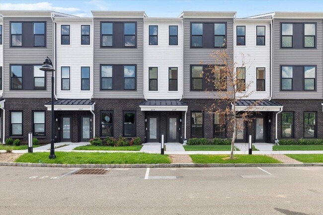 Building Photo - 200 Balsam St Unit 208