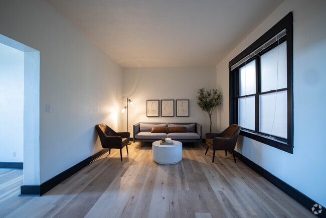 2BR, 1BA - 950SF