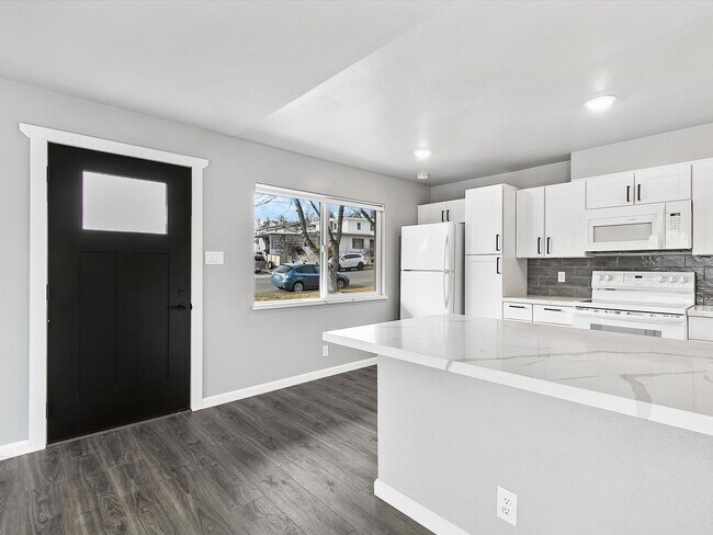 Photo - Move in Ready in Midtown!