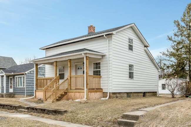 Photo - 733 Smith St