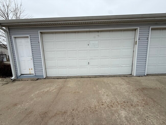 Building Photo - 3170 W Monroe St