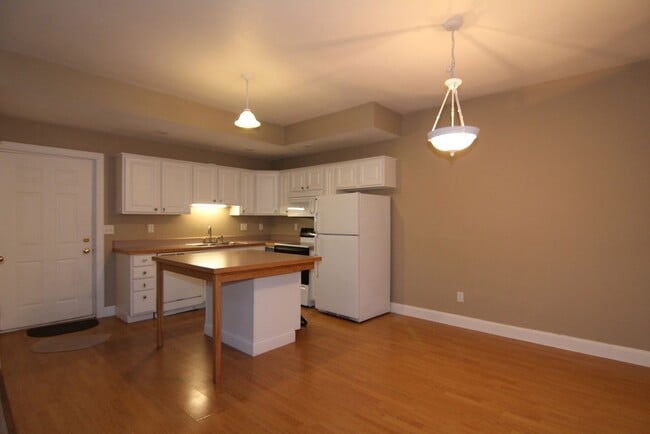 Photo - Beautifully Renovated Large 4 bedroom Dupl...