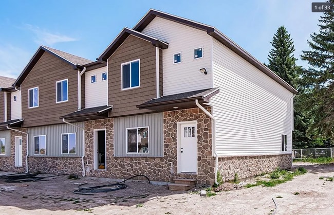 Building Photo - BEAUTIFUL 3 Bed 2.5 Bath Townhome Available!