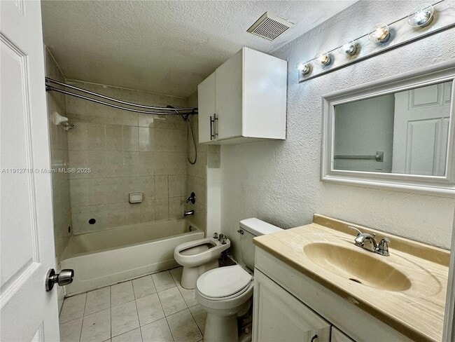 Photo - 17350 NW 67th Ave Unidad 109 Rental