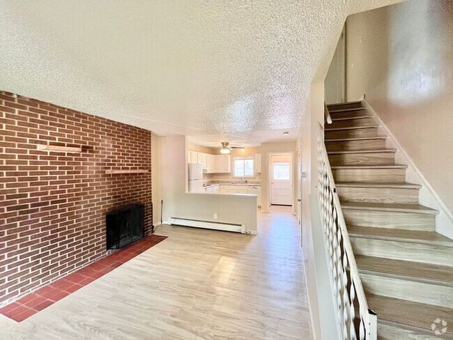 Building Photo - Beautiful 2 Bedroom Town Home!