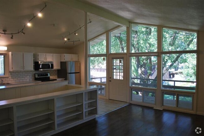 Building Photo - 2830 Hillhaven Ct SE Rental