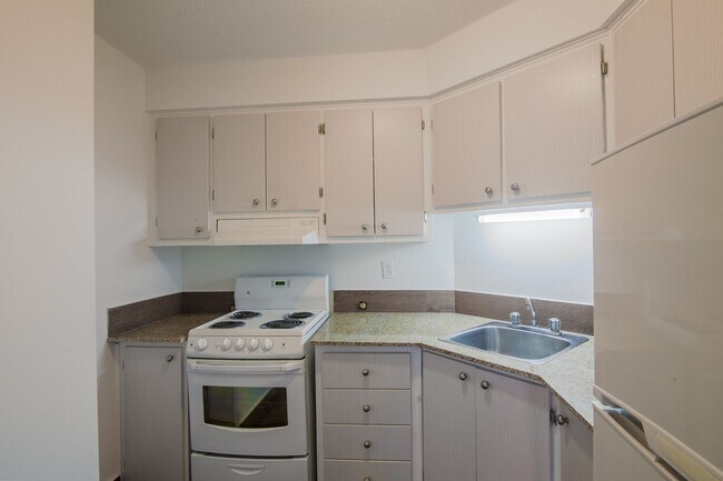 Building Photo - 2285 Rue St Mathieu Unit 1402