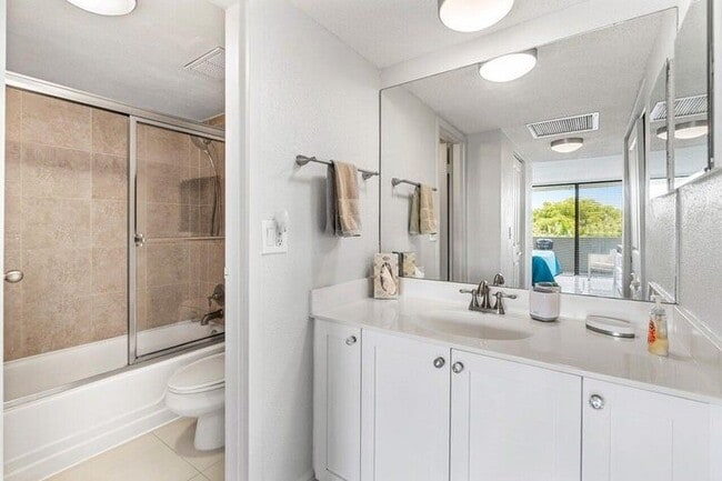 Photo - 1830 Embassy Dr