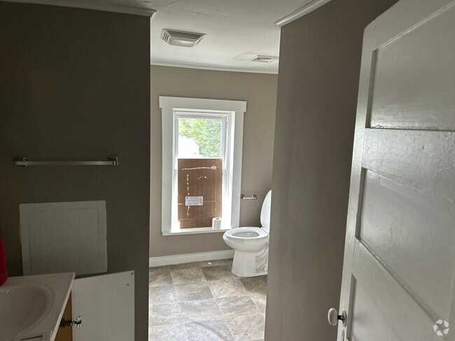 Building Photo - 639 Chestnut St Rental