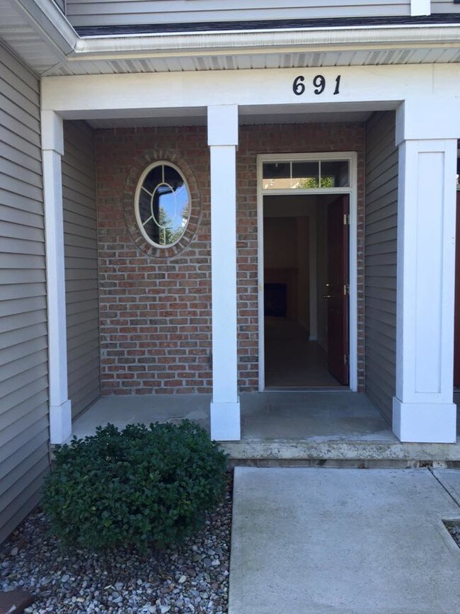 689 Royal Sunset Dr Townhome Townhome Rental in ster NY