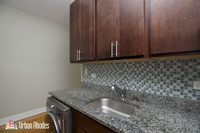 Photo - 908 W George St Unidad M19G