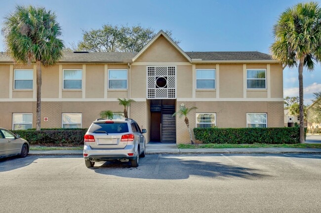 Building Photo - Spacious 2/2 Cozy Condo with a Screened Balcony in the Gated Community of Hawthorne Village - Orl... Unit 7